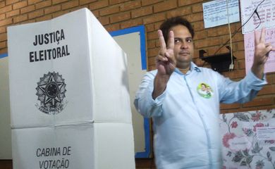 O candidato à prefeitura da cidade goiana de Anápolis Roberto do Órion (PTB) votou hoje por volta das 9h45, na Escola Estadual Genserico Gonzaga Jayme, no bairro Jundiaí