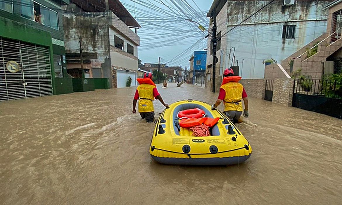 Bombeiros atuando em enchente em Recife, PE