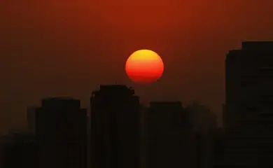 São Paulo (SP), 11/09/2024 - Final de tarde visto desde a Praça do Pôr do Sol mostra céu laranjado devido a poluição do ar. Foto: Paulo Pinto/Agência Brasil