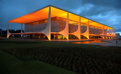 Brasília - Palácio do Planalto ganhou iluminação laranja na noite de quinta-feira (19) alusiva à campanha mundial da ONU Mulheres, pelo fim da violência contra as mulheres (Valter Campanato/Agência Brasil)