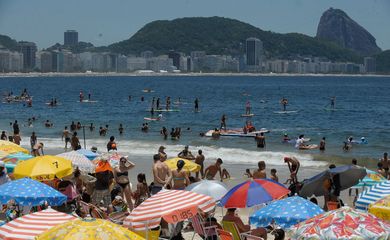 Rio de Janeiro - Praia de Copacabana no primeiro final de semana do verão no Rio de Janeiro(Fernando Frazão/Agencia Brasil)