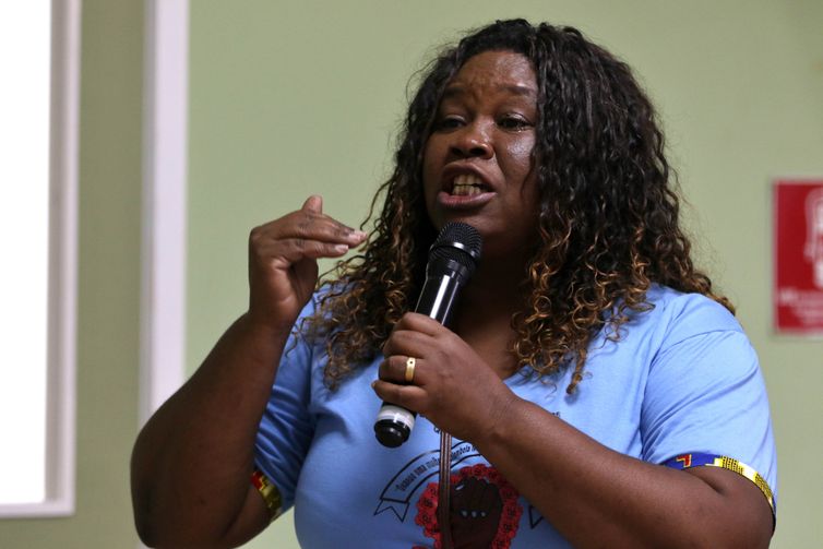 Tânia Rêgo/Agência Brasil Rio de Janeiro (RJ), 01/03/2024 - Rejane Maria de Oliveira, do Quilombo Maria Joaquina, fala durante o Seminário Quilombola Nego Bispo, na Defensoria Pública do Rio de Janeiro, centro da cidade. Foto: Tânia Rêgo/Agência Brasil