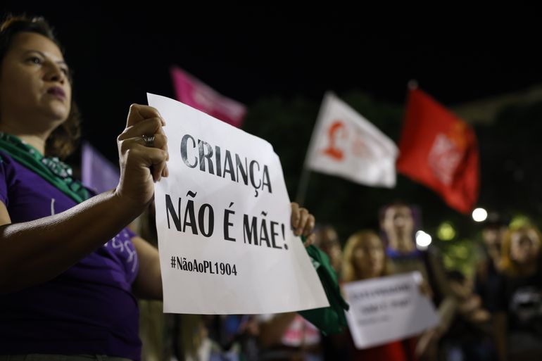 Rio de Janeiro (RJ) 13/06/2024 – Manifestação de protesto contra o PL 1904/24, que equipara aborto a homicídio, com pena de até 20 anos, reúne mulheres na Cinelândia. Foto: Fernando Frazão/Agência Brasil