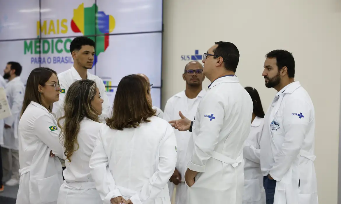 Rio de Janeiro (RJ), 24/04/2025 – Novos médicos do Programa Mais Médicos durante visita no Super Centro Carioca de Saúde, em Benfica. Foto: Fernando Frazão/Agência Brasil