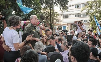 Ciro Gomes, do PDT, faz caminhada pelas ruas de Londrina em 09/09/2022