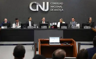 02/04/2024, - Sessão plenária da CNJ para julgar processo disciplinar contra juiz por suspeita de participação político-partidária. Na mesa: Mansour Elias Karmouche (OAB), José Adonis Callou (MPF), Jorge Messias (AGU), Luís Roberto Barroso (Pres. do STF e do CNJ), Cynthia Maria Pina Resende (TJE-BA), Fernando Antonio Garcia (TJE-SP), Anelize Lenzi Ruas de Almeida (Fazenda Nacional).  Foto: Antonio Cruz/Agência Brasil