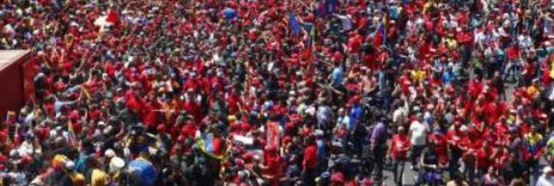Milhares de venezuelanos acompanham o cortejo fúnebre do presidente Hugo Chávez pelas ruas de Caracas, capital do país