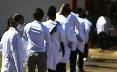 Médicos chegam ao local de prova para a segunda etapa do Exame Nacional de Revalidação de Diplomas Médicos Expedidos por Instituição de Educação Superior Estrangeira (Revalida) 2020, em Brasília.