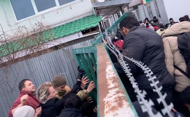 Refugees fleeing Russian invasion of Ukraine try to enter Poland at Shehyni, Lviv Oblast