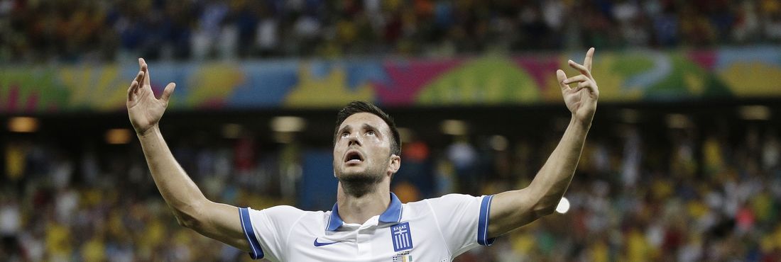 Andreas Samaris comemora o gol que coloca a Grécia à frente no placar: Grécia 1 x 0 Costa do Marfim
