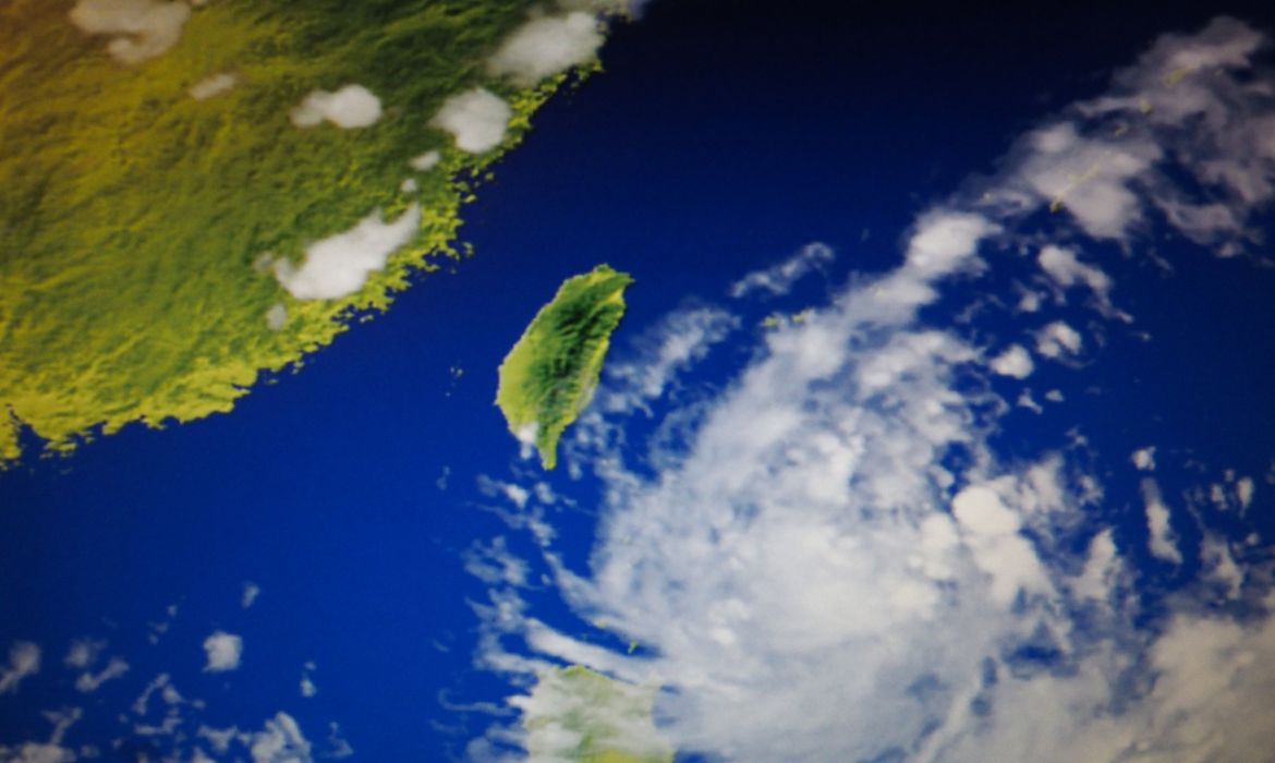 Imagem de divulgação do Escritório Central Meteorológico de Taiwan mostra a movimentação do tufão Hato sobre o Pacífico