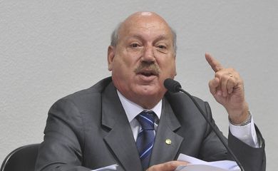 O senador Luiz Henrique da Silveira (PMDB-SC) participa da sessão da Comissão de Meio Ambiente sobre o novo Código Florestal (Antonio Cruz/Agência Brasil)