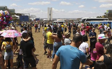 Público lota o gramado central da esplanada dos ministérios, durante o Desfile cívico-militar de 07 de setembro