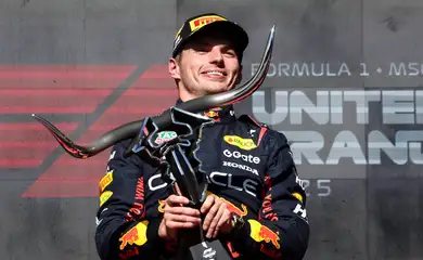Max Verstappen segura troféu após vencer o Grande Prêmio dos Estados Unidos de Fórmula 1
19/10/2025 REUTERS/Jakub Porzycki