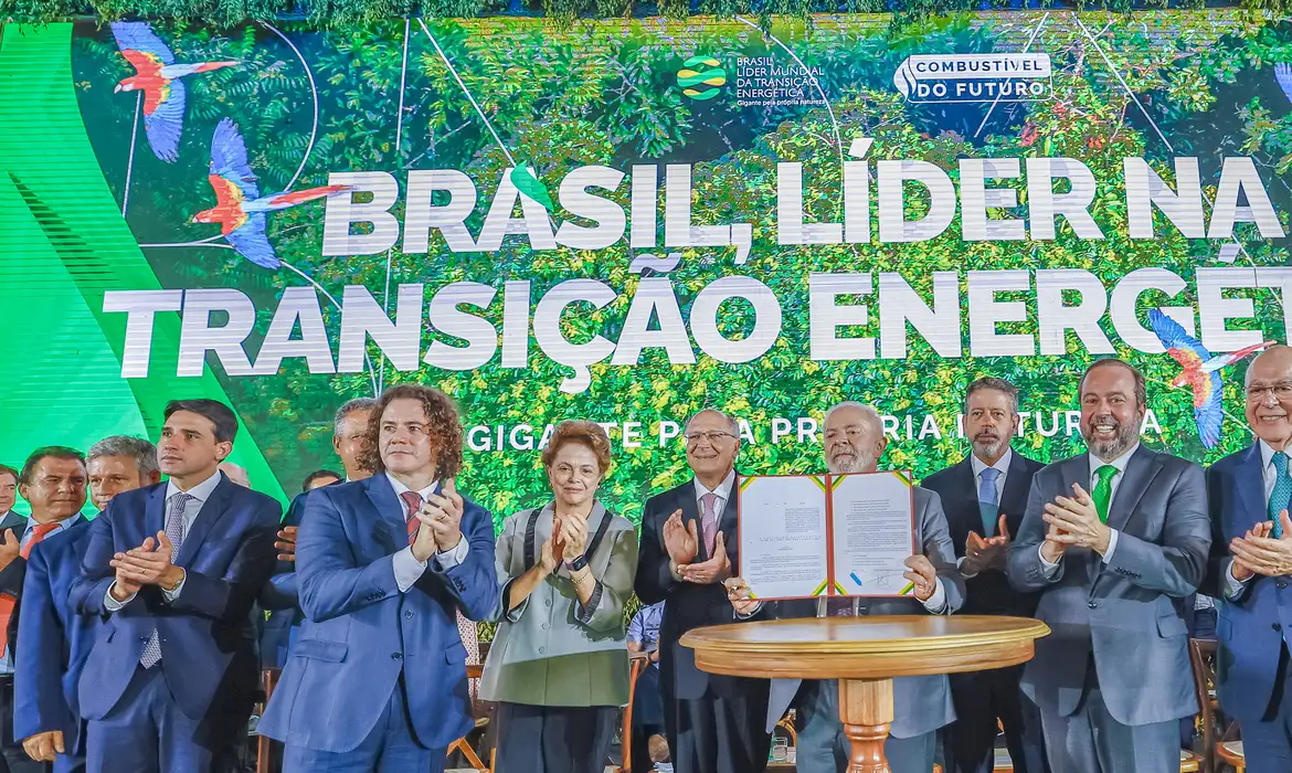 Brasília (DF), 08/10/2024 - Presidente da República, Luiz Inácio Lula da Silva, durante cerimônia de Sanção do Projeto de Lei nº 528-2020 (Combustível do Futuro), na Base Aérea de Brasília. Foto: Ricardo Stuckert/PR