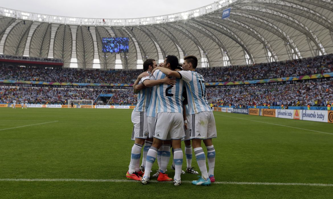 Argentinos comemoram vitória contra nigerianos (Fernando Vergara/AP/Direitos Reservados)