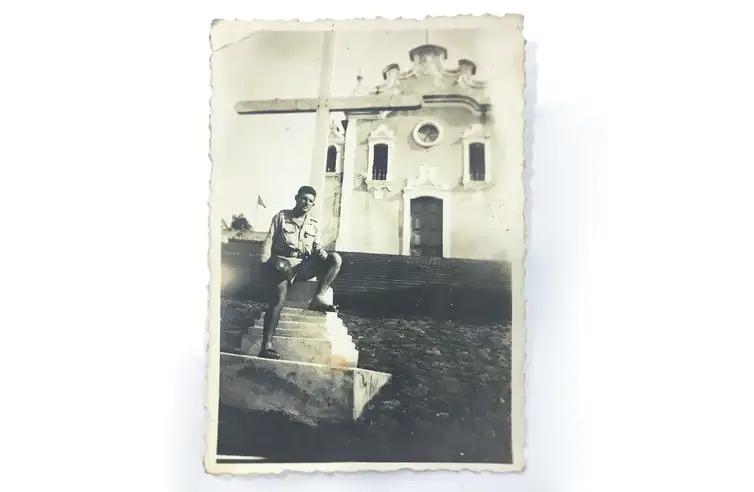 Ermando Piveta diante de Igreja em Fernando de Noronha quando serviu o Exrcito na 2a Guerra Mundial. Foto: Arquivo Pessoal