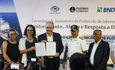Belém (PA) 07/11/2025 - Marinha, BNDES e Cemaden assinam protocolo de intenções para prevenção de desastres
naturais em Belém (PA). A  cerimônia contou com a presença da ministra  da Ciência, Tecnologia e Inovação(MCTI), Luciana Santos,; o presidente do BNDES, Aloizio Mercadante e o Comandante da MB, Almirante de Esquadra Marcos Sampaio Olsen. Foto: Tânia Rêgo/Agência Brasil.