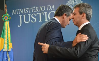Brasília - Ex-ministro da Justiça José Eduardo Cardozo (E) transmite o cargo para Wellington César Lima e Silva, em cerimônia no ministério  (Valter Campanato/Agência Brasil)