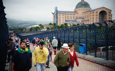 As comemorações do Dia da Padroeira costumam reunir milhares de fiéis no Santuário de Nossa Senhora Aparecida