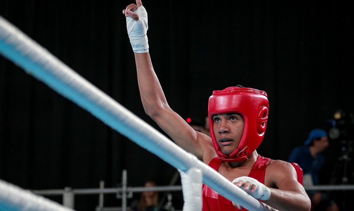 O brasileiro Luiz Oliveira (de vermelho) luta com o tailandês Sarawut Sukthet, na categoria até 52kg do boxe nos Jogos Olímpicos da Juventude Buenos Aires 2018.
