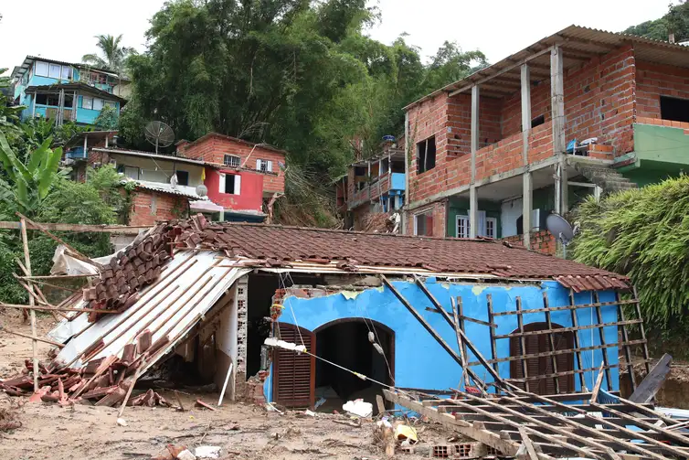 São Sebastião (SP), 22/02/2023, Casas destruídas em deslizamentos na Barra do Sahy após tempestades no litoral norte de São Paulo.