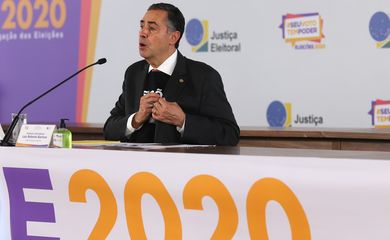 O presidente do TSE, ministro Luís Roberto Barroso, fala à imprensa no Centro de Divulgação das Eleições (CDE) 2020