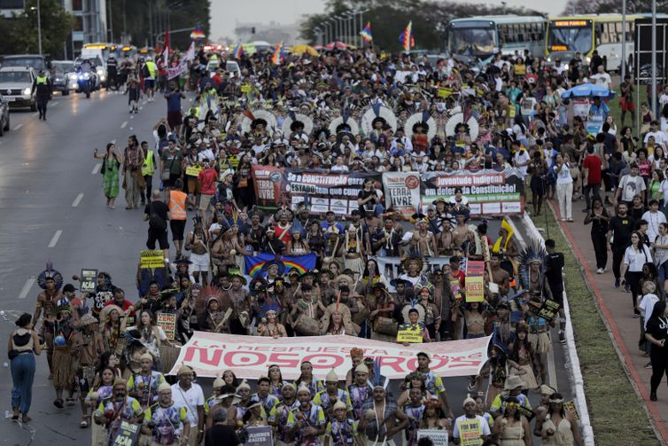 Brasília (DF), 10/04/2025 - Indígenas de várias etnias participam da marcha do acampamento terra livre (ATL). Foto: Joédson Alves/Agência Brasil