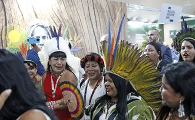 Belém (PA), 12/11/2025 - A ministra dos Povos Indígenas, Sônia Guajajara, caminha pelos corredores com mulheres indígenas na COP30. Foto: Bruno Peres/Agência Brasil