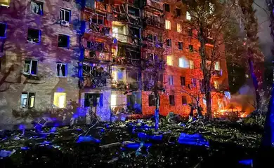 Prédio de apartamentos atingido por destroços de míssil ucraniano, em Kursk, segundo autoridades locais
11/08/2024
Prefeito de Kursk via Telegram/Divulgação via REUTERS