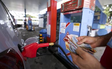 Brasília - Posto de combustíveis do DF vende gasolina com desconto de até 40% no Dia de Liberdade de Impostos ( Marcelo Camargo/Agência Brasil)