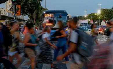 Rio de Janeiro (RJ) 30/04/2024 – Trabalhadores em deslocamento de volta para casa na região da Central do Brasil. Foto: Fernando Frazão/Agência Brasil