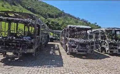 Rio de Janeiro (RJ) 24.10.2023 - Consequências da onda da violência na zona oeste do Rio: dezenas de ônibus queimados. Imagens: Rio Ônibus