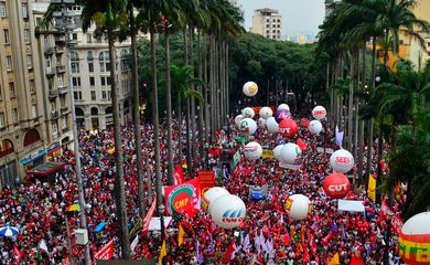 São Paulo - Frente Brasil Popular e Frente Povo Sem Medo realizam ato em Defesa da Democracia e Contra o Golpe de Estado na praça da Sé (Rovena Rosa/Agência Brasil)