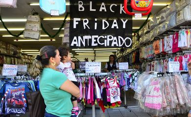São Paulo - Movimento no comércio da rua Teodoro Sampaio, em Pinheiros, durante o Black Friday (Rovena Rosa/Agência Brasil)