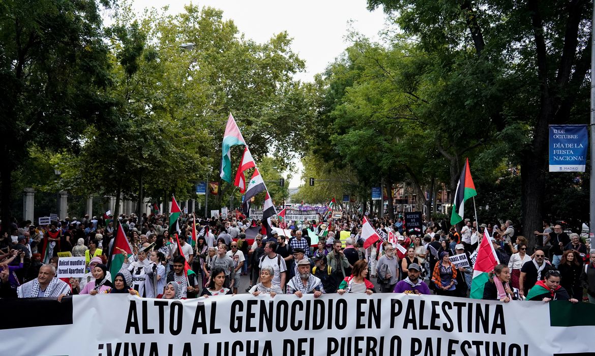 05/10/2024 Roma, Itália. Manifestantes jogam objetos durante confrontos com oficiais da Polícia e da Guardia di Finanza, em um protesto para expressar apoio aos palestinos em Gaza, antes do aniversário do ataque de 7 de outubro, em meio ao conflito Israel-Hamas, em Roma, Itália, 5 de outubro de 2024 Reuters/Yara Nardi/Proibida reprodução