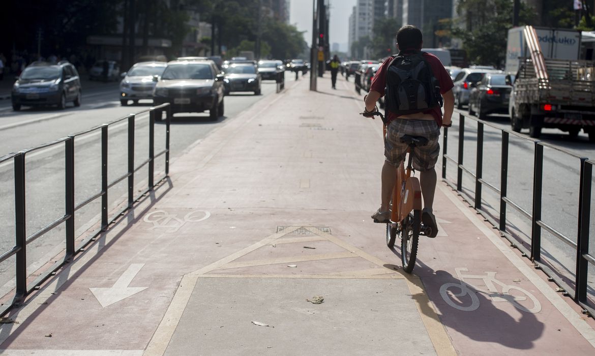 Com 2,7 quilômetros de extensão e ligação com 11 outras ciclovias, a ciclovia da Avenida Paulista permite que o ciclista percorra vias exclusivas da Zona Oeste até a Zona Sul da cidade (Marcelo Camargo/Agência Brasil)