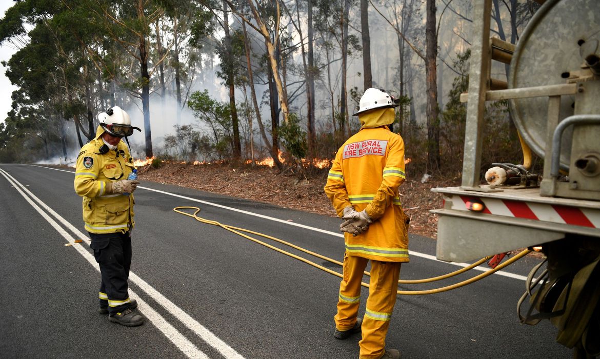 Firefighters keep a watchful eye on a fire threatening homes along the Princes Highway near in Milton, Australia January 5, 2020. REUTERS/Tracey Nearmy