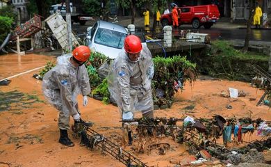 Nossos militares seguem na missão de resgate em Petrópolis na tarde deata segunda-feira (21.03). 

Na Rua Washington Luis, no Centro, houve deslizamento de terra e desabamento de imóveis.