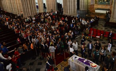 São Paulo - Fiéis formam fila para se despedir de dom Paulo Evaristo Arns, na Catedral da Sé  (Rovena Rosa/Agência Brasil)