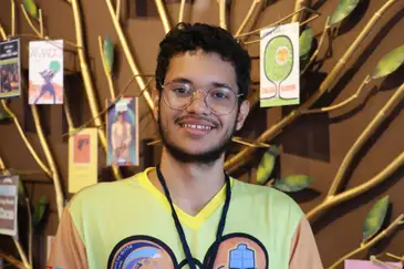 Salvador (BA), 10/08/2024 - O estudante Herick Marques Dourado Santos participa da Festa Literária Internacional do Pelourinho - Flipelô, que homenageia Raul Seixas, na Fundação Casa de Jorge Amado. Foto: Rovena Rosa/Agência Brasil