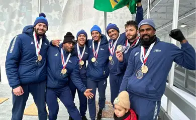  Bindilatti, segurando a bandeira do Brasil, vai disputar a Olimpíada de Inverno