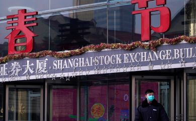 Um guarda de segurança está no prédio da Bolsa de Valores de Xangai, no distrito financeiro de Pudong, em Xangai, na China, enquanto o país é atingido por um surto de um novo coronavírus, em 3 de fevereiro de 2020. REUTERS / Aly Song

