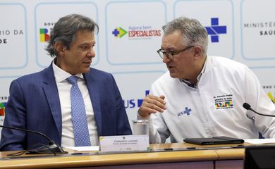 Brasília (DF), 24/06/2025 - Os ministros da Fazenda, Fernando Haddad, e da Saúde, Alexandre Padilha, durante entrevista coletiva para falar sobre a troca de dívidas tributárias de hospitais privados e filantrópicos com a União por prestação de atendimento especializado para os pacientes do SUS. A medida faz parte do programa Agora Tem Especialistas – lançado recentemente pelo Ministério da Saúde – e busca ampliar a capacidade de atendimento, a fim de reduzir a fila de espera por consultas, exames e cirurgias no SUS. Foto: Antonio Cruz/Agência Brasil