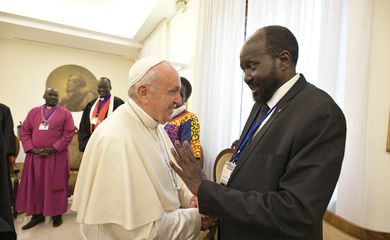 Pope Francis shakes hands with the President of South Sudan Salva Kiir at the end of a two day Spiritual retreat with South Sudan leaders at the Vatican