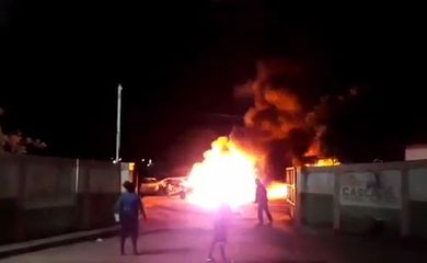 Reprodução de vídeo que mostra incêndio em carros em Cascavel, no Ceará