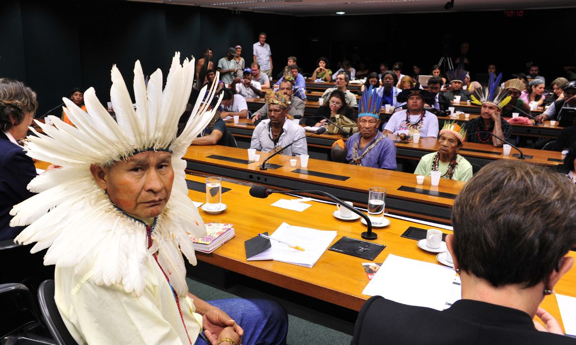 O representante do povo Guarani Kaiowá Adalto participa de audiência conjunta das frentes parlamentares de Apoio aos Povos Indígenas, Ambientalista e de Defesa dos Direitos Humanos (Zeca Ribeiro/Câmara dos Deputados)
