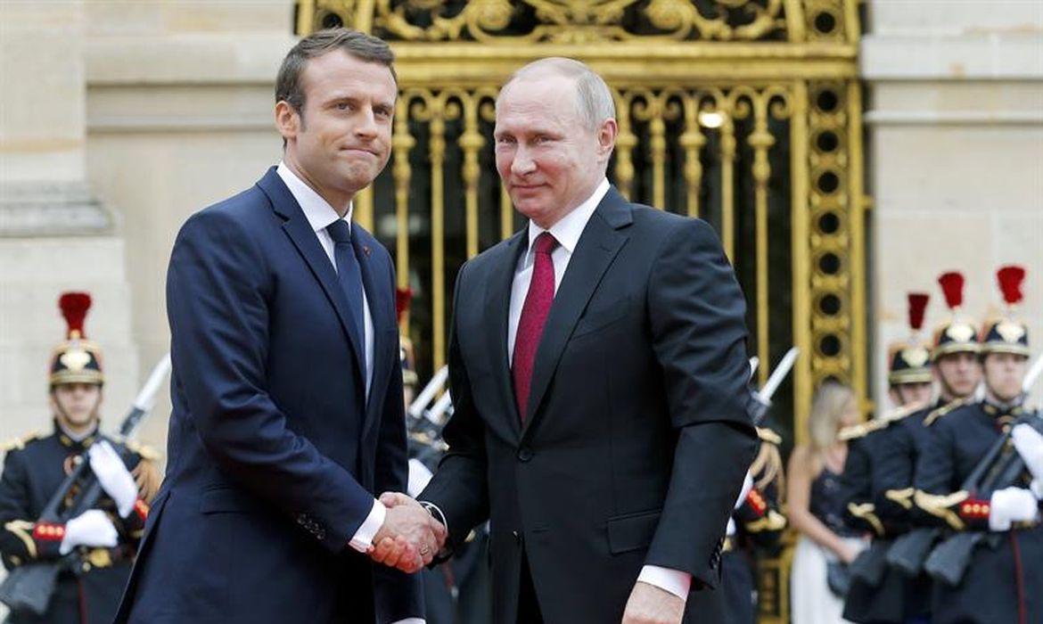 O presidente francês, Emmanuel Macron, recebe o chefe de Estado russo, Vladimir Putin, no Palácio de Versalles, próximo a Paris