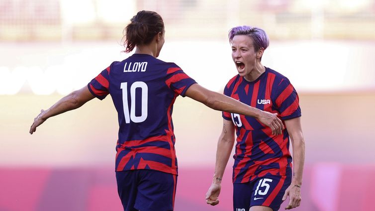 Megan Rapinoe comemora com Carli Lloyd gol marcado na decisão da medalha de bronze da Tóquio 2020 entre Estados Unidos e Austrália -