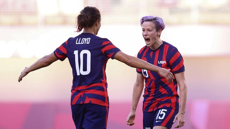 Megan Rapinoe comemora com Carli Lloyd gol marcado na decisão da medalha de bronze da Tóquio 2020 entre Estados Unidos e Austrália - 